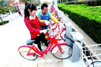 工作人員指導(dǎo)市民取車(chē)。記者 張馳