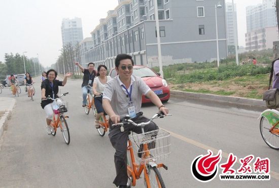 記者們騎上公共自行車，感受到城市公共自行車的便捷和樂趣。 記者 郭豪 攝。