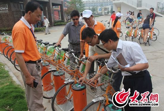 采訪團記者做好準(zhǔn)備體驗公共自行車。 記者 郭豪 攝。